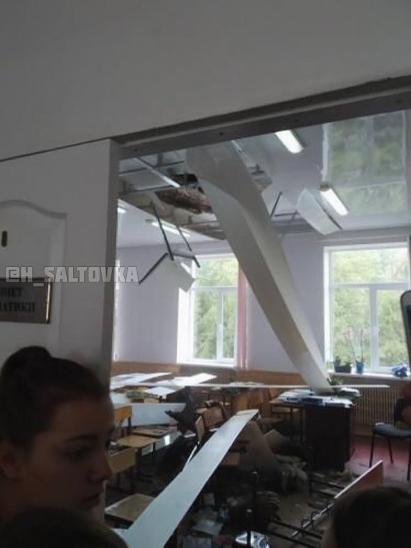 В одной из школ Харькова во время урока обвалился натяжной потолок