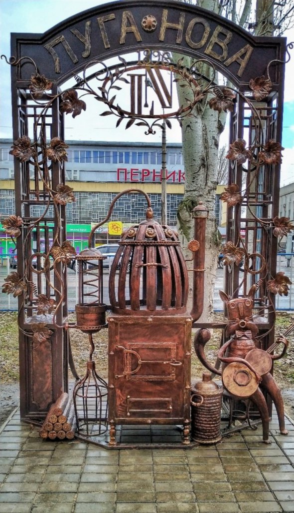 Пам'ятник самогонному апарату в центрі Донецька