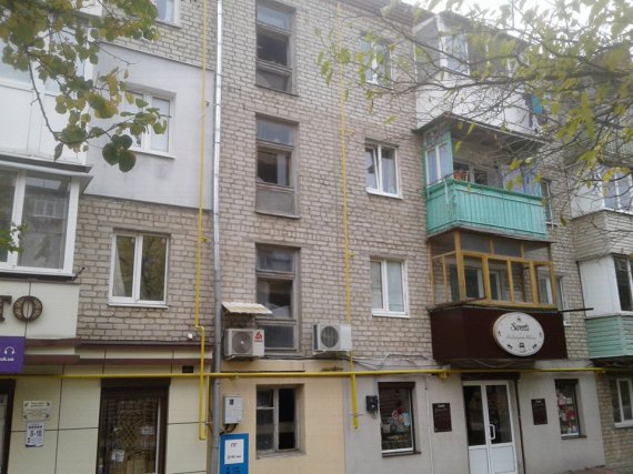 У селищі Донець  Харківської області стався потужний вибух  в квартирі багатоповерхівки.  Попередньо - рвонув газ