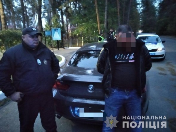 Через несколько километров полицейские остановили легковой автомобиль, а похитителей задержали