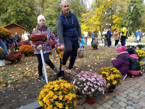 Дмитро Кішко разом з донькою Аліною висадили квіти в пам'ять про дружину, що померла від раку