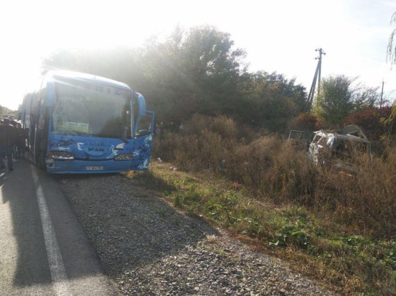 У  Чернівецькій області  рейсовий   автобус  зіткнувся з мікроавтобусом.  У результаті постраждали 9 людей, серед них – 4 дітей