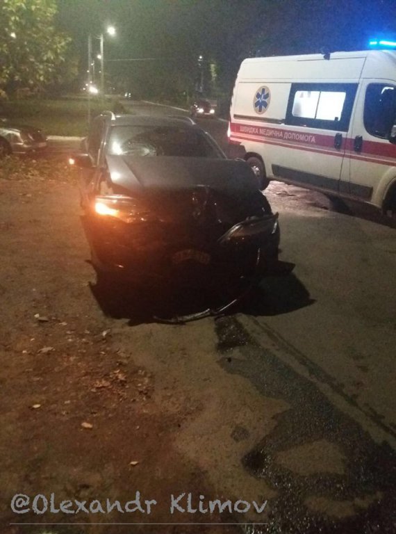 На Львівщині п’яний водій протаранив автомобіль швидкої допомоги. Травми отримав фельдшер, він у лікарні