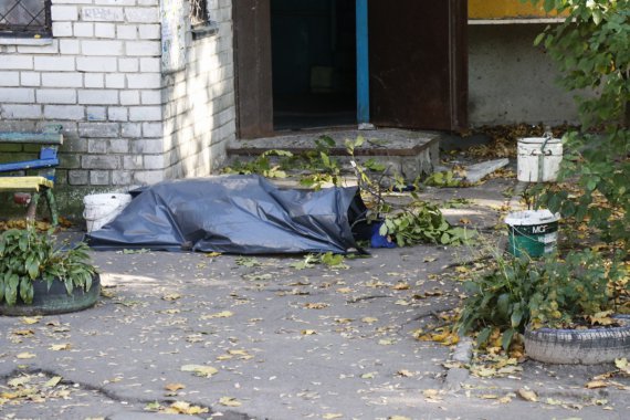 На Виноградарі в Києві  загинула 70-річна жінка - випала з 8-го поверху квартири