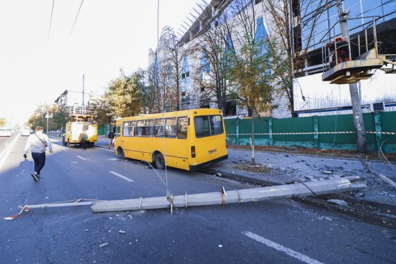 В Киеве возле станции метро Лукьяновская маршрутка с людьми снесла столб. Одна женщина получила травмы