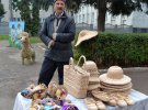 Мастер с Полтавщины Павел Даниленко привез в Нежин изделия из лозы и соломы. Ежегодно продает на ярмарке тапочки, корзины, шляпы. В его семье рогозоплетению передается из поколения в поколение