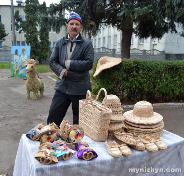 Мастер с Полтавщины Павел Даниленко привез в Нежин изделия из лозы и соломы. Ежегодно продает на ярмарке тапочки, корзины, шляпы. В его семье рогозоплетению передается из поколения в поколение
