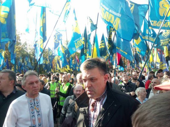 Лідер ВО "Свобода" Олег Тягнибок біля пам'ятника Тарасові Шевченку в Києві, 14 жовтня