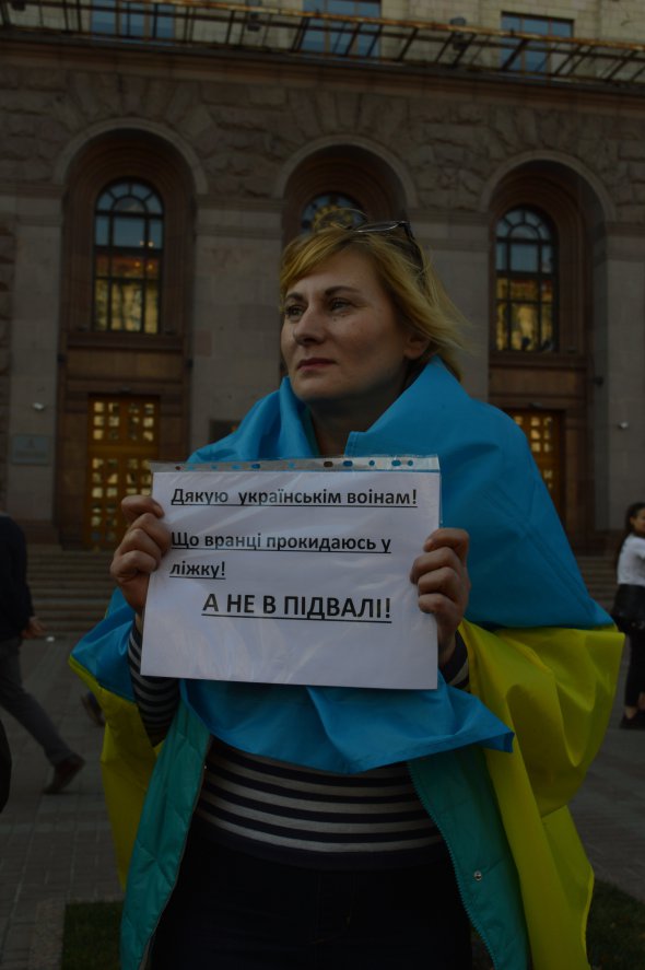Оксана родом из Донецка. Она возмущена отводом ВСУ