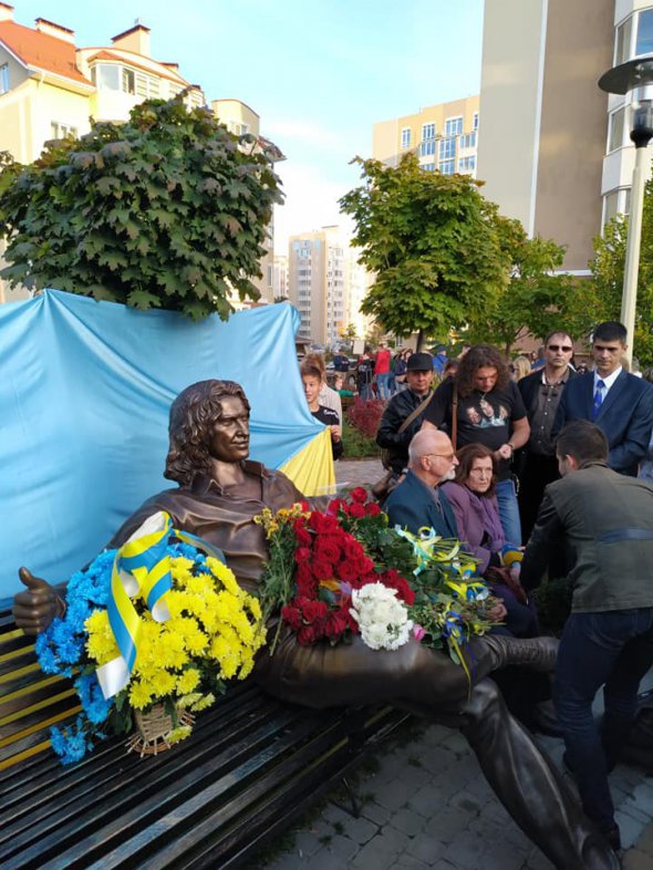 Відкрили пам'ятник Кузьмі Скрябіну 