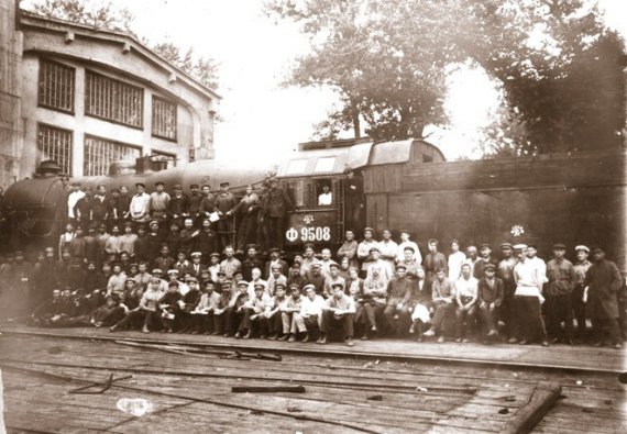 Колектив Полтавського паровозоремонтного заводу біля відремонтованого паровоза. Фото. 1926.