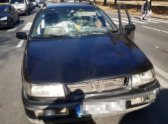 В Харькове 73-летний водитель автомобиля Volkswagen Passat сбил 35-летнюю женщину и ее дочерей 3 и 5 лет
