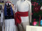 У вінницькому краєзнавчому музеї показали унікальну виставку стародавніх весільних суконь 