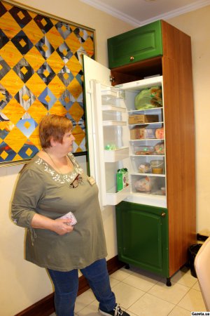 Холодильник стилізований під шафу, тут зберігають молоко, соки, мед, фрукти тощо