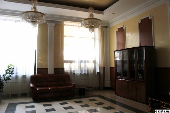 Комната библиотека, кроме большого дивана также имеется два мягких кресла