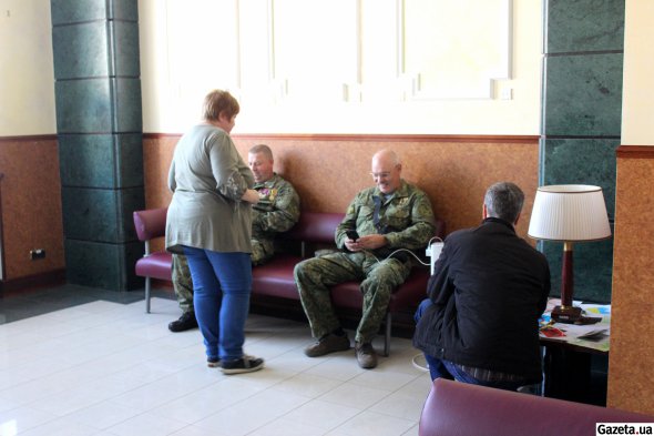 Лариса предлагает военным чай-кофе