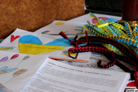 На столиках багато малюнків і роздруків різної важливої інформації