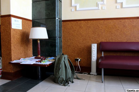 На столику розкладені дитячі малюнки для військових