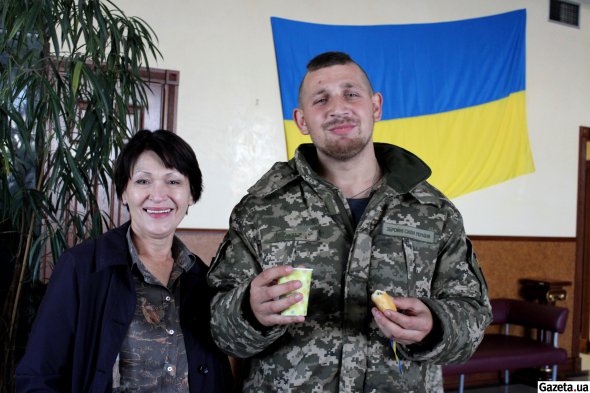 Наталя Шашкова з "Ірокєзом". "У волонтерів має бути свій шеврон "шалена бджілка", - каже кравчиня