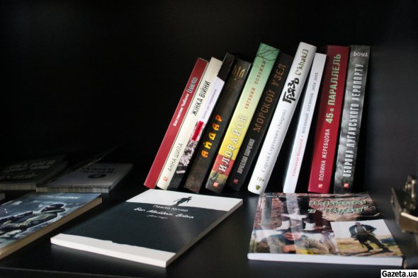 "Жінка війни", "Грязь", "Иловайск", "45 параллель",  "Оборона Луганського аеропорту" - книги тамтешньої бібліотеки про сучасну російсько-українську війну