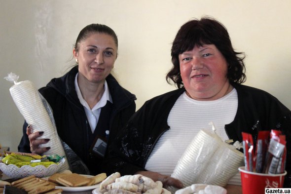 Работницы "Укрзализныци": слева Алина Кулиш, справа Леся Будник
