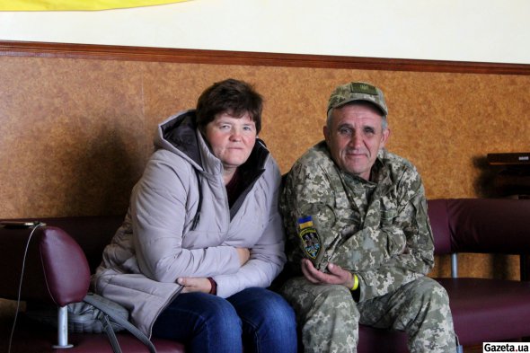 Військовий з дружиною чекаю на потяг