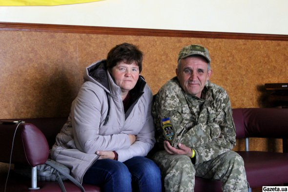Військовий з дружиною чекаю на потяг
