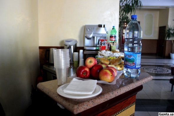 Є чайник, термопот, кавова машина. Також - кулер з питною водою і газовані напої