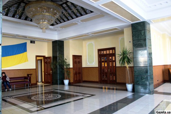 Зліва - вхід до їдальні, праворуч великі двері - до бібліотеки