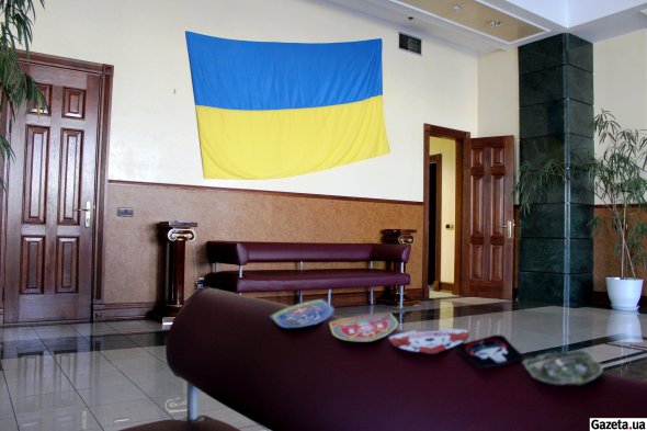 Шеврони, наклейки, магніти залишають військові у пункті на пам'ять