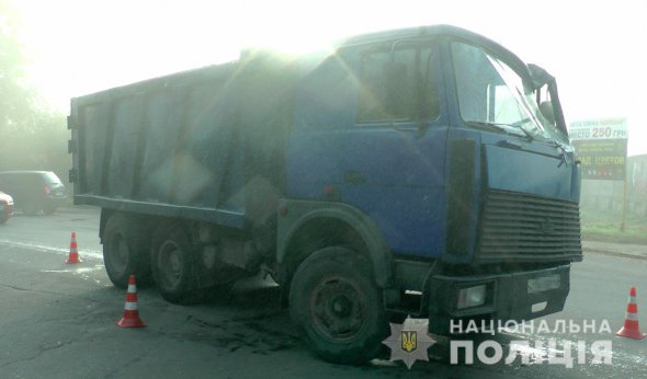 В Запорожье водитель грузовика «МАЗ 5516» переехал 53-летнюю женщину, которая стояла на обочине