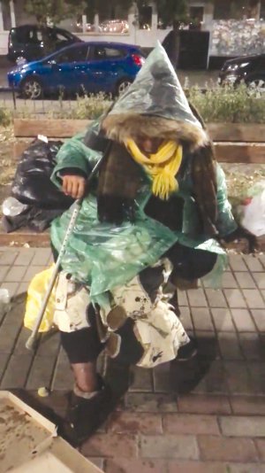 Киянка Надія Косинська три місяці жила на лавці біля власного будинку на вулиці Ентузіастів у столичному Дніпровському районі. Їжу їй носили сусіди