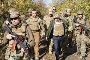 Президент Володимир Зеленський (у центрі) йде з охоронцями до позицій українських військових на лінії зіткнення в зоні операції Об’єднаних сил на Донеччині 14 жовтня 2019 року