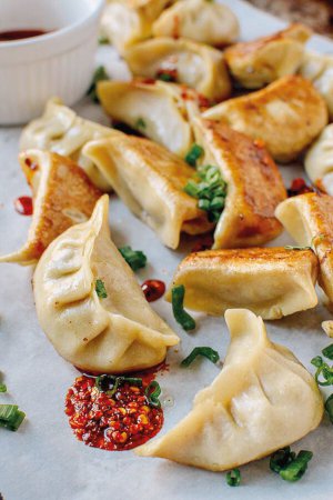 Начинку в японські пельмені найчастіше готують її з фаршу й овочів