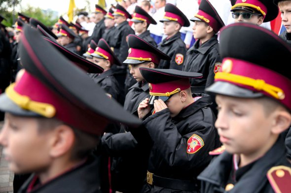 У столичному парку ”Володимирська гірка” біля пам’ятника Володимирові Великому школярі-кадети 11 жовтня до Дня захисника України складають першу присягу