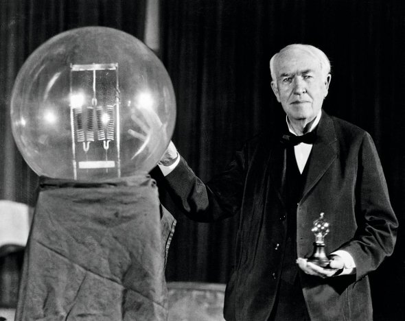 Для презентації своєї лампи винахідник Томас Едісон створив її збільшений макет. Щоб зробити пристрій популярним, приділяв увагу зручності та доступності комплектуючих для електричних мереж. Винайшов гвинтовий цоколь, патрон, запобіжник, лічильник, вимикач, електрогенератор
