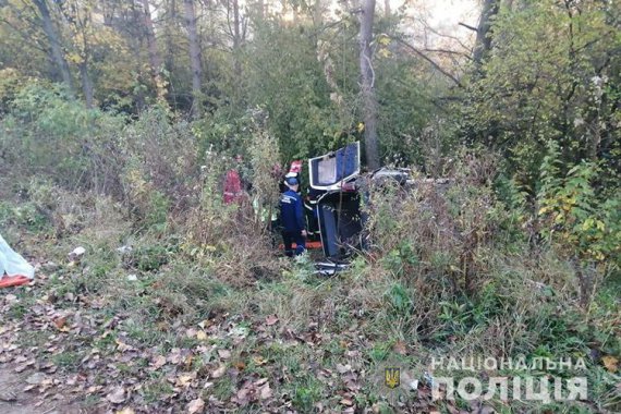 На Тернопольщине в зарослях на обочине водители заметили автомобиль Peugeot Partner. 20-летние водитель и пассажирка были уже мертвы