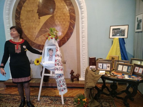 Ольга Цедик около портрета своего сына Антона "Энея" Цедика, погибшего в Иловайске
