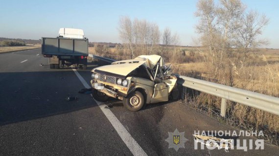 На Харьковщине грузовик «МАН» протаранил припаркованный «ВАЗ». 29-летний водитель последней погиб. Еще 4 человека в больнице