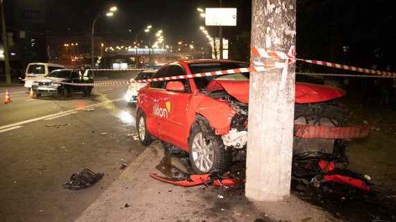 В Киеве столкнулись Skoda Octavia и Mazda 3 службы такси. Двое пострадавших
