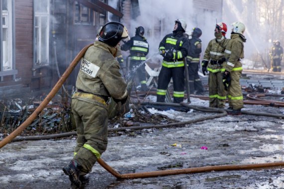 В российском городе Ростов Великий произошел пожар в 2-этажном многоквартирном доме. Погибли женщина и 6 детей