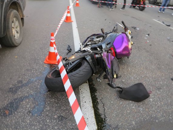 У Києві на Гостомельській  зіткнулися мотоцикл  і Volkswagen Golf. Загинула жінка-байкер