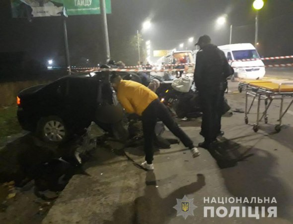 В Николаеве на автомобиле Opel Vectra двое патрульных влетели в бетонный столб. Один погиб