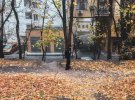 У Києві   на території   національного університету культури і мистецтв перехожий знайшов труп   хлопця в зашморгу