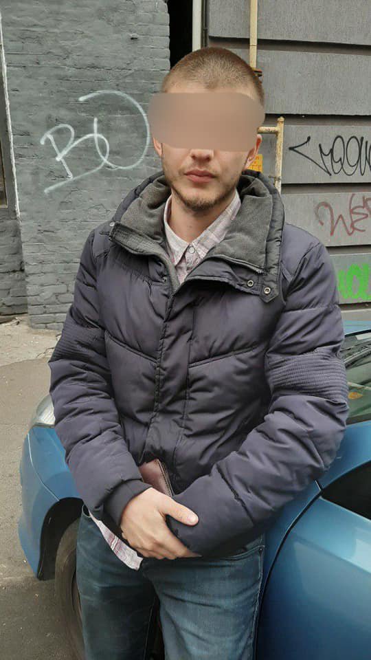 У Києві  таксист  збив на тротуарі дівчинку  і втік з місця ДТП