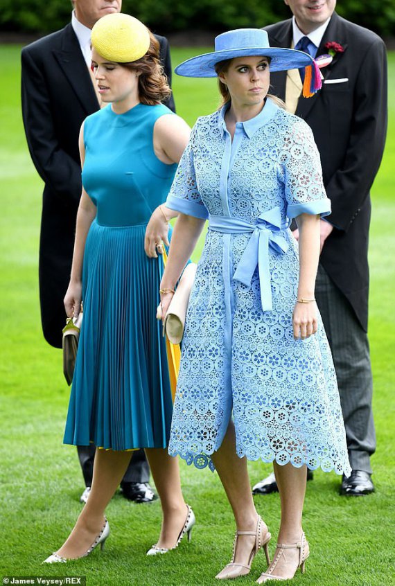 Беатриc выбрала стильное голубое платье средней длины и шипованные лодочки в первый день Royal Ascot в Беркшире 18 июня