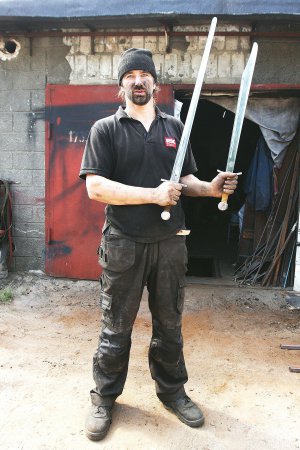 Руслан Анисенко понад 25 років займається історичною реконструкцією. З 2007-го сам виготовляє лицарські обладунки та холодну зброю. Повний комплект може коштувати 40–100 тисяч гривень