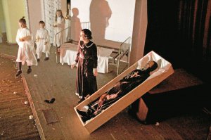 Яна Штана, акторка полтавського аматорського театру ”Малафея”, у виставі ”Дракула” грає дівчину, в яку закоханий граф-вампір. Його втілив Олексій Керусов (у труні)