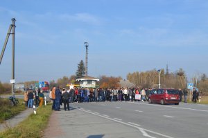 Майже сотня вчителів перекрили дорогу Київ – Ковель – Ягодин 19 жовтня. Вимагали виплатити їм зарплату в повному обсязі. Дехто не отримував кошти з липня
