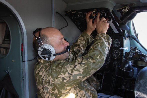 Штурман Ан-24 Денис С: "Мы летали на этой машине и по Украине и практически по всей Европе"